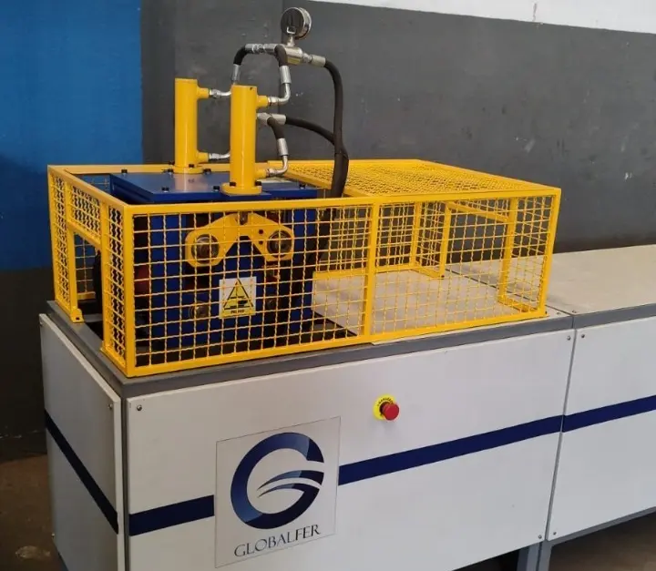 Máquina de Pultrusão de Tração por Rolos MPR-E2T
